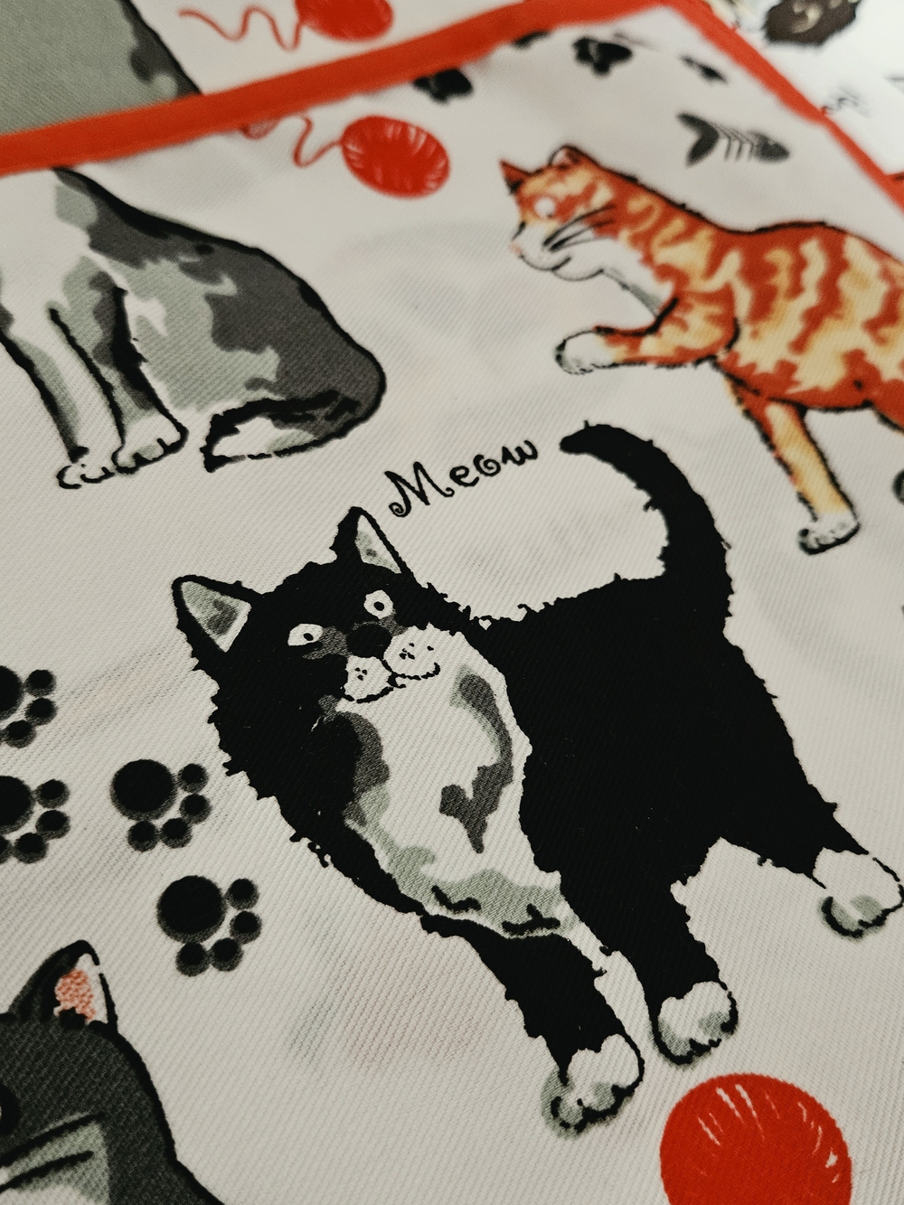 CAT LOVER Novelty Kitchen Apron Front Pocket Red Trim All Over Kitten Print - Picture 3 of 10
